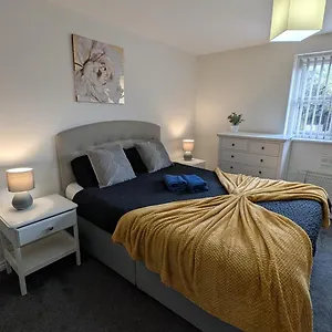 Large Modern House With Private Parking Apartment